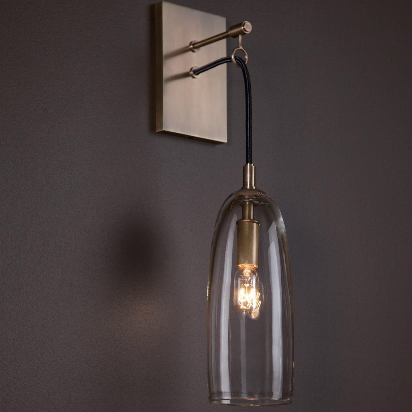 Dovaro Modern Brass Wall Sconce – Sleek Design for Elegant Indoor Lighting