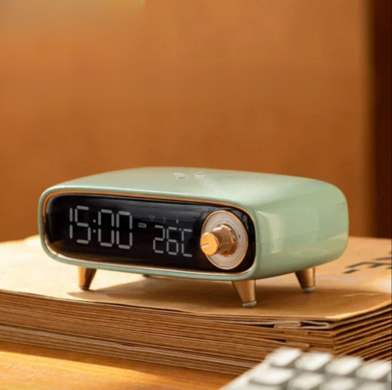 Quelis Retro Designer Alarm Clock – Stylish Induction Charger with LED Light
