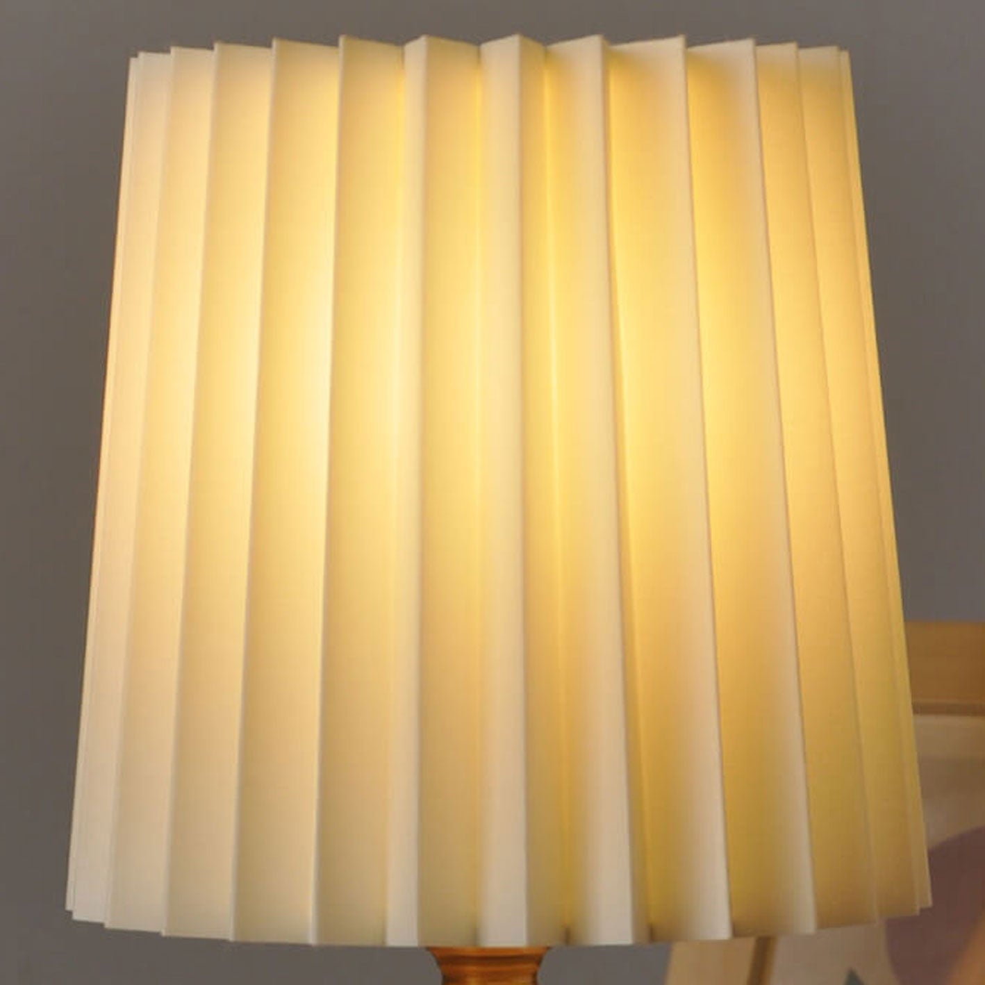 Helior Bedside Table Lamp – Modern Wood Design for Cozy Spaces