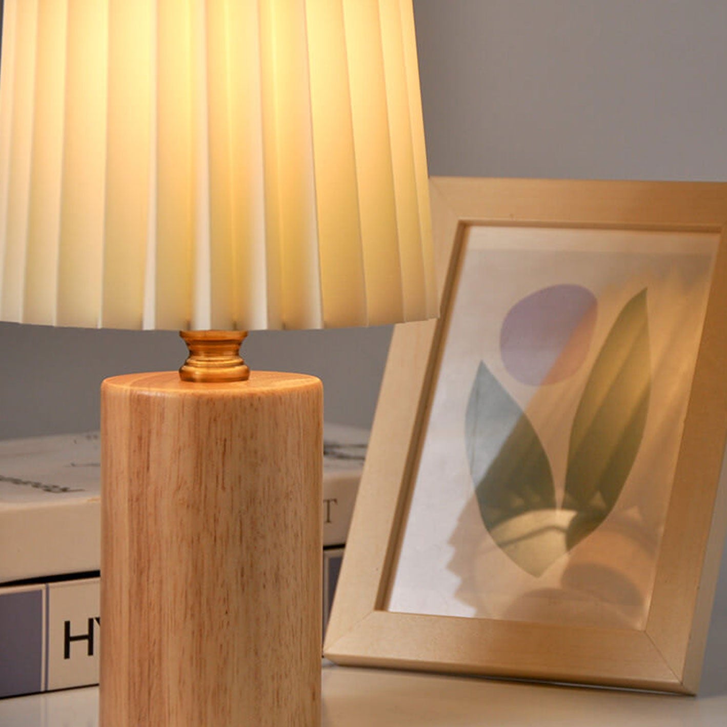 Helior Bedside Table Lamp – Modern Wood Design for Cozy Spaces